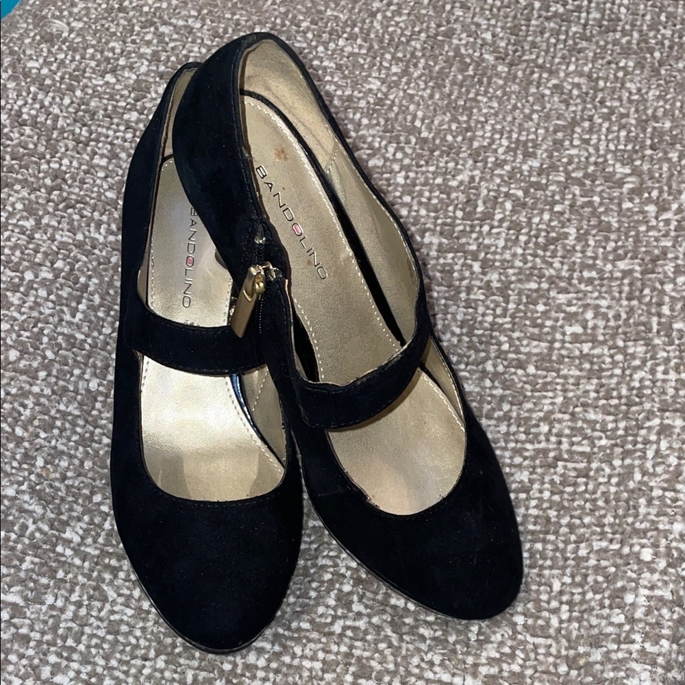 Bandolino Black Pumps with Gold Accent